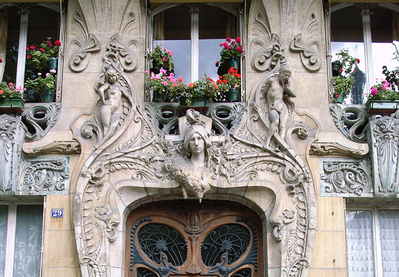 Фрагмент керамического декора над входом жилого дома на ул. Рапп, Париж. А. Биго, 1901?1902 гг.