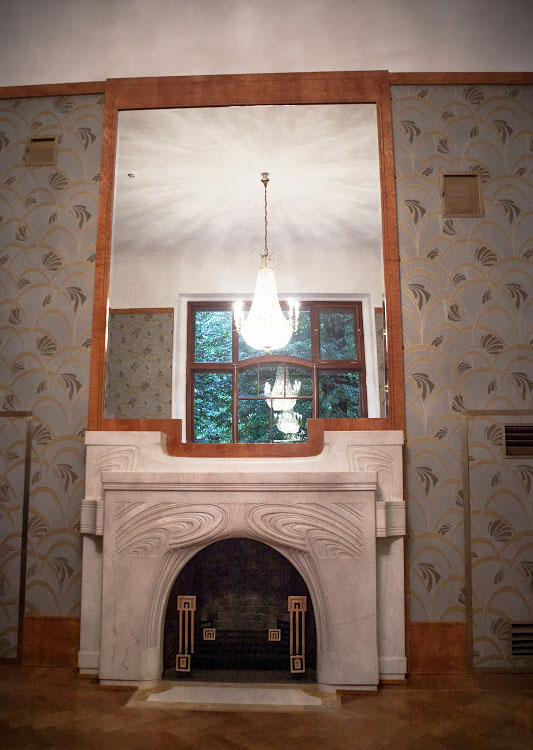 Белый каминный портал в стиле модерн в интерьере спальни особняка А. И. Дерожинской