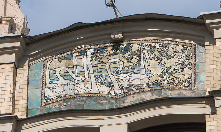 Декоративная плитка на фасаде здания в сюжете: Белые лебеди