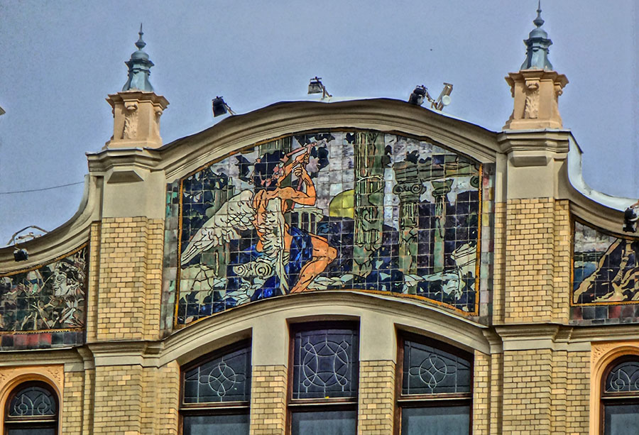 Панно из изразцовой плитки на фасаде дома в сюжете: Поклонение старине