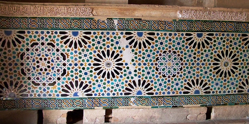 Отделка стены керамической плиткой с орнаментом в Зале Мешуара