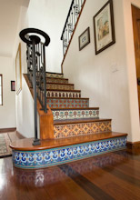 Керамическая плитка ручной работы в ярком орнаменте на фасаде лестницы