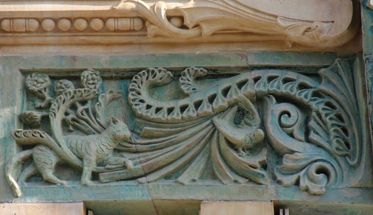 Фрагмент сюжетного керамического фриза жилого дома на ул. Рапп, Париж. А. Биго, 1901-1902 гг.
