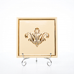 Изразец с рельефным декором в окантовке Версаль. Декорирование золотом