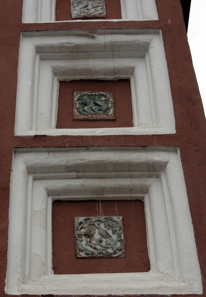 Изразцовая плитка с орнаментом Птицы на фасаде здания в Ярославле, церковь Михаила Архангела