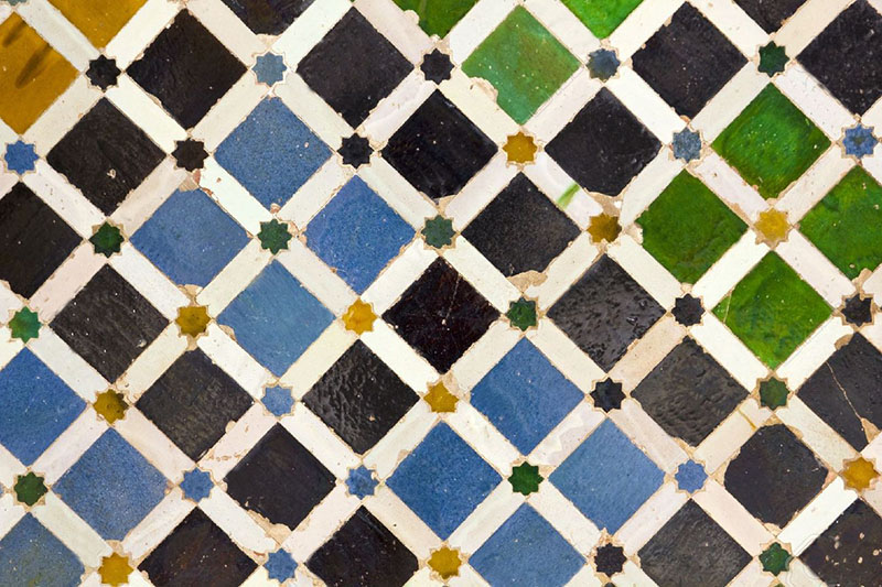 Отделка стены керамической маленькой плиткой Миртового дворика, Альгамбра