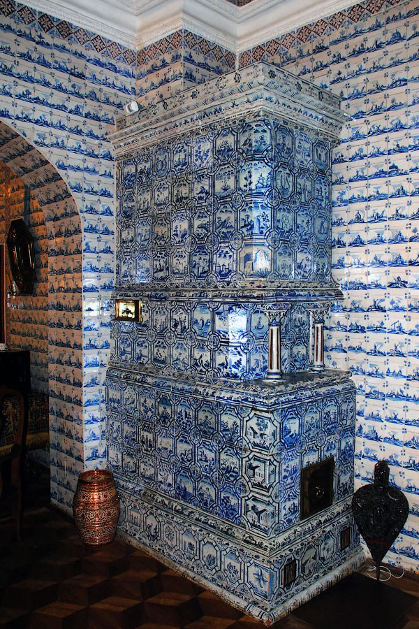Угловая печь с изразцовой отделкой в сине голубых цветах с росписью в Меншиковском дворце