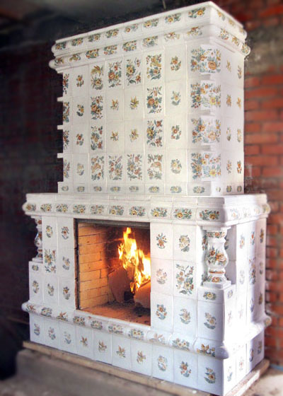 Изразцовый камин Куракинской мастерской с сюжетной росписью плиток