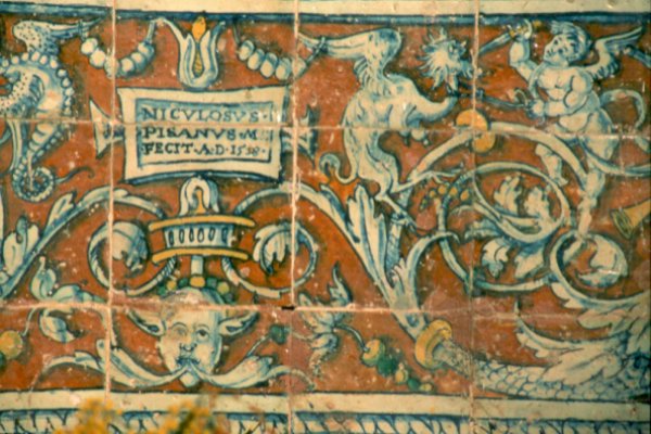 Фрагмент керамической отделки с подписью мастера. Никулосо Франциско Пизано, 1518 г.