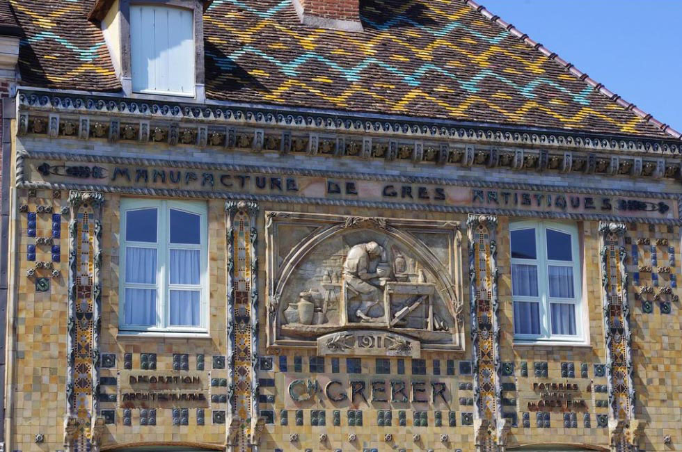 Изразцы на фасаде магазина Керамической Мануфактуры Бове во Франции