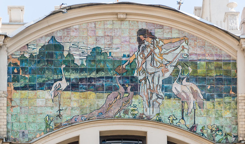 Панно из изразцов на фасаде здания, сюжет: Поклонение природе