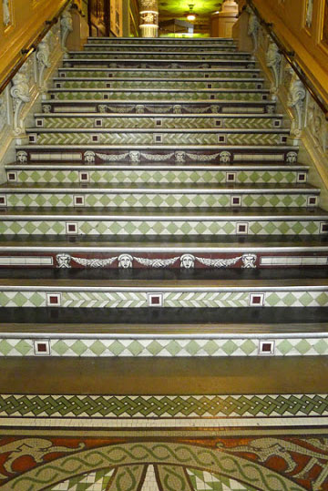 Керамическая отделка лестницы Музея Виктории и Альберта, Лондон. Hollins Co, 1872 г.