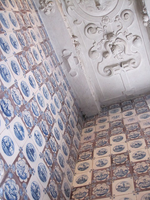 Изразцовая плитка голландских мастеров в традиционном стиле в замке Розенборг, Дания