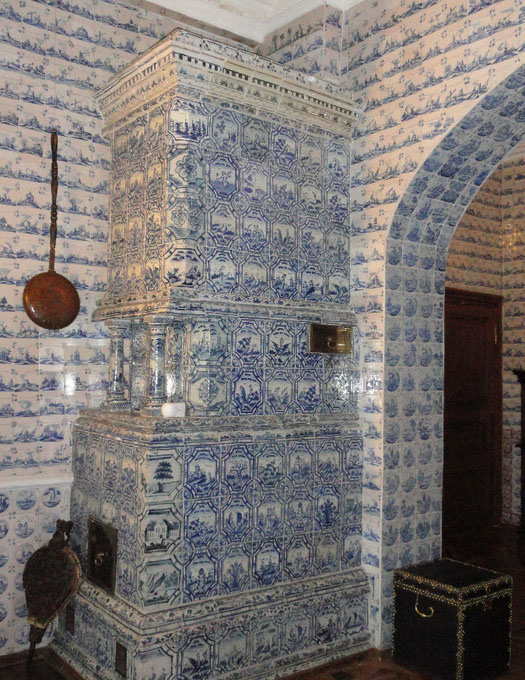 Изразцовая печь с плиткой в голландском стиле в интерьере керамической отделки стен в Меншиковском дворце, Санкт-Петербург