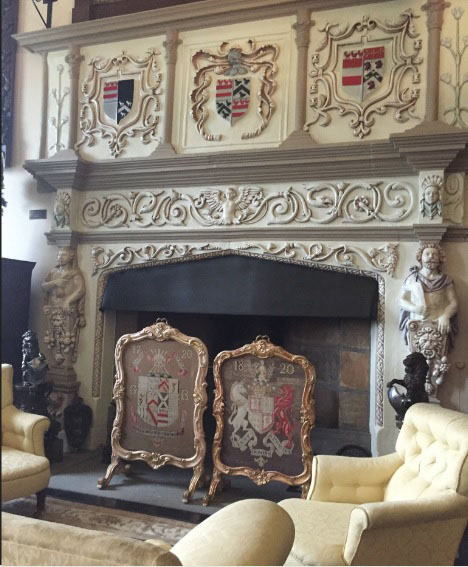 Белый камин с роскошными гербами в окружении рельефного орнамента в бильярдной комнате замка Глэмис