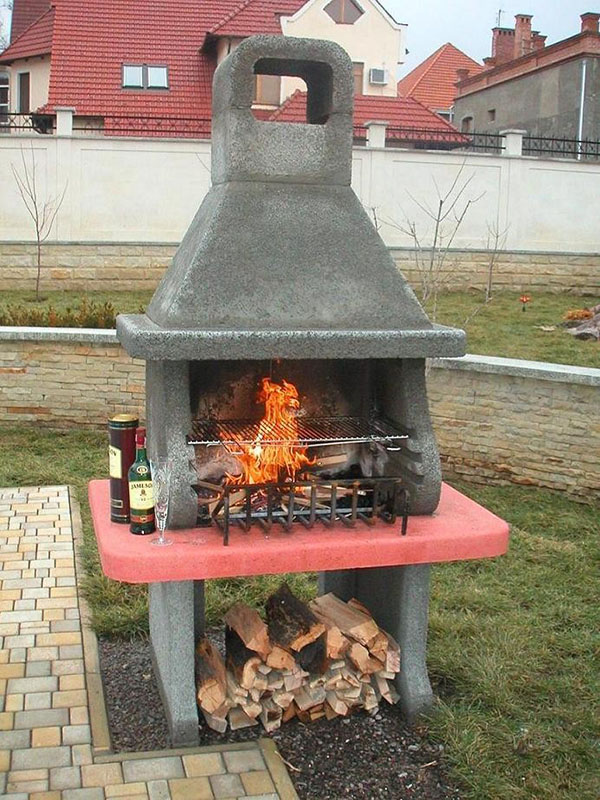 Простейшая печь-барбекю – небольшой очаг на огнестойкой поверхности