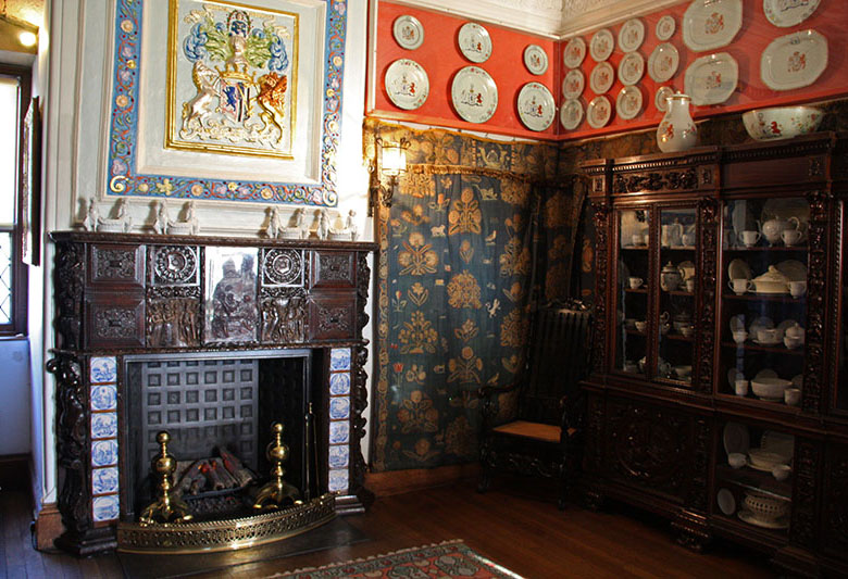 Портал для камина из дерева с керамическими вставками в комнате короля Мальколма, замок Глэмис