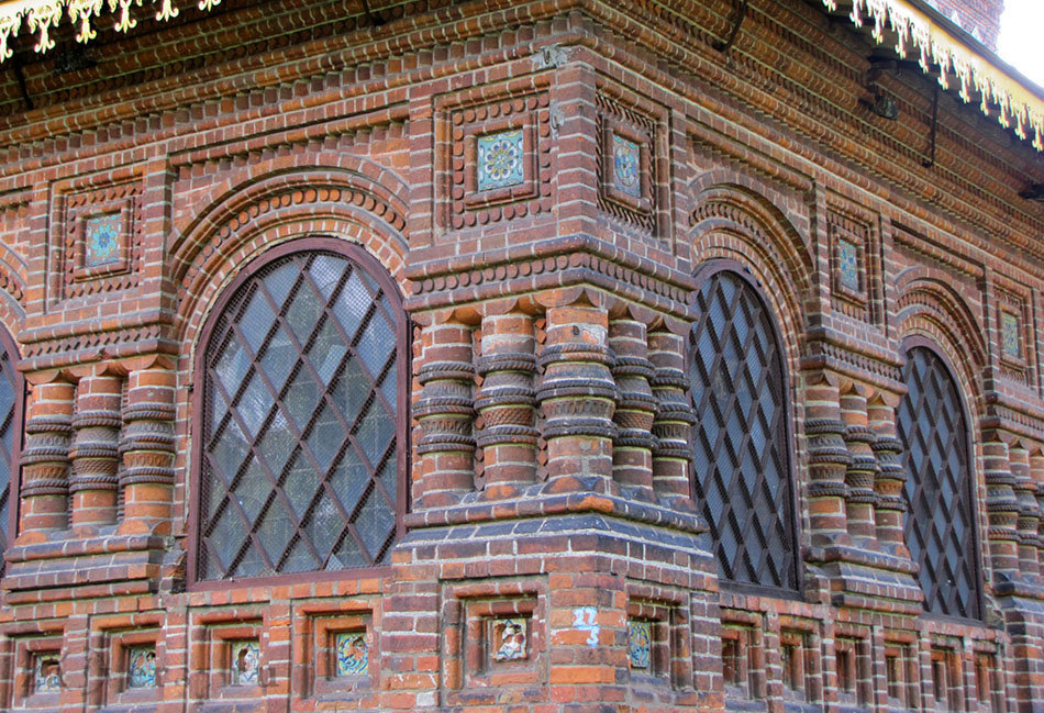 Фасадная майолика украшающая фасад церкви Иоанна Предтечи