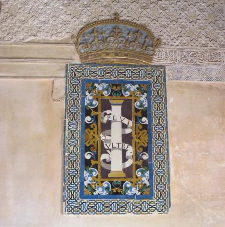 Геральдическое панно из керамики ручной работы в зале Мешуара, Альгамбра