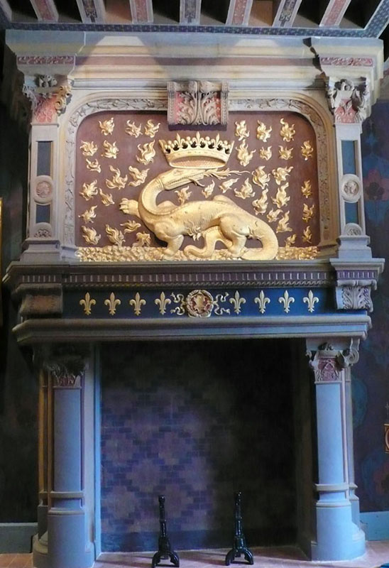 Камин с барельефным декором, XIV век