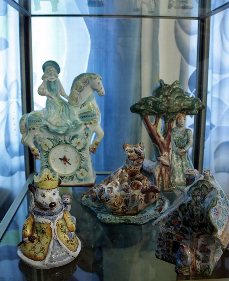 Многоцветная роспись гжельского керамического декора в музее, Новохаритоново, Московская обл.