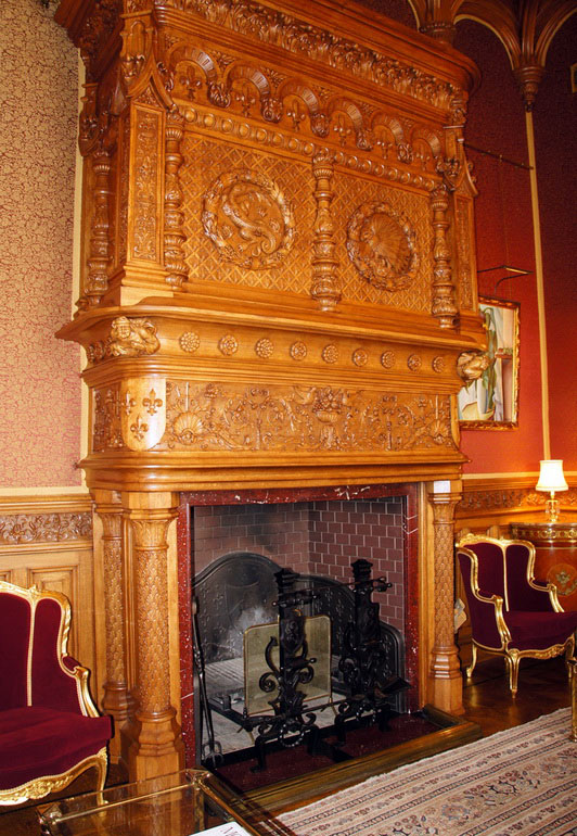 Камин с деревянным порталом в Розовой гостиной особняка П. И. Харитоненко