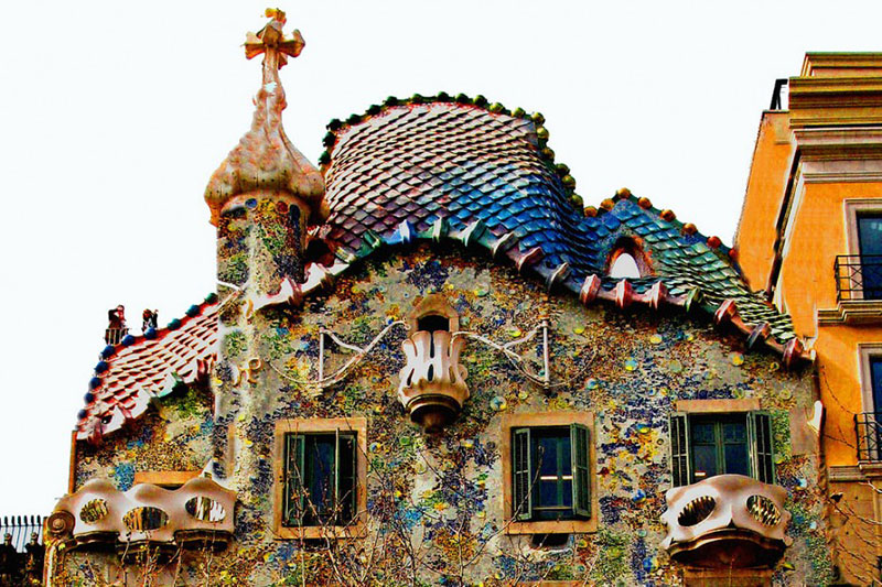 Керамический декор фасада и крыши дома Бальо, 1877 г.