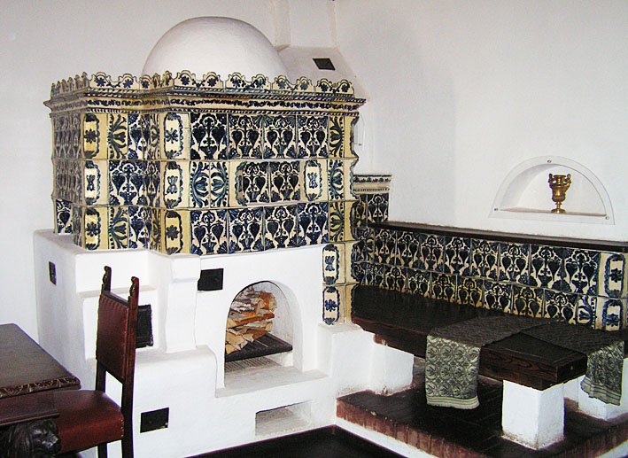 Изразцовая печь в интерьере столовой замка Бран