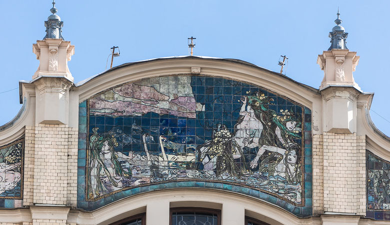 Керамика для фасада на стенах гостиницы Метрополь в сюжете: Купание наяд