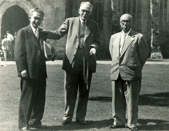 Бернард Лич с керамистом Хамада Сёдзи и философом Янаги Мунэёси, фотография 1952 года