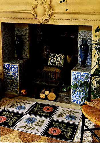 Керамический декор и вазы в интерьере комнаты работы Уильяма Морриса