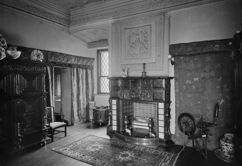Старинная фотография 19 века портала для камина, стоящего в комнате короля Мальколма