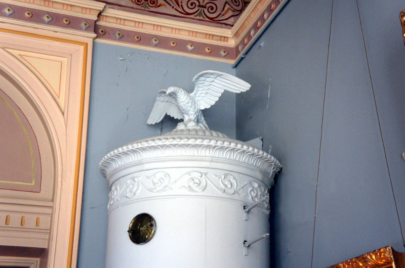 Изразцовая круглая печь со статуей орла в усадьбе Мальмгорда, Финляндия