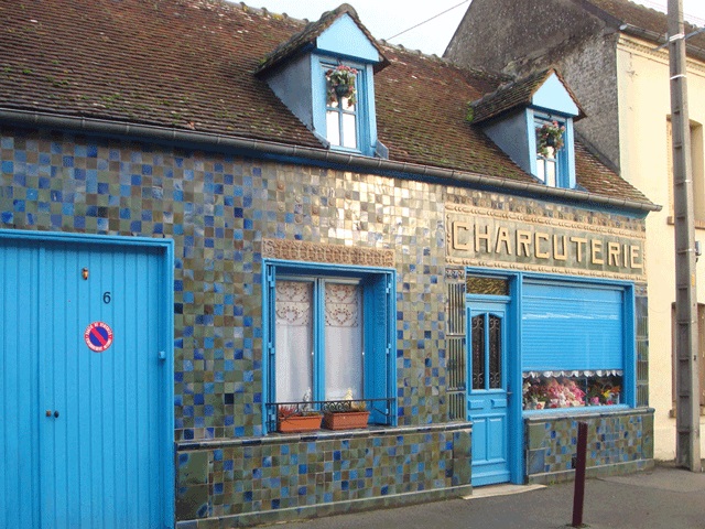 Фасад здания с керамическими изразцами в коммуне Вуазинльё, Франция
