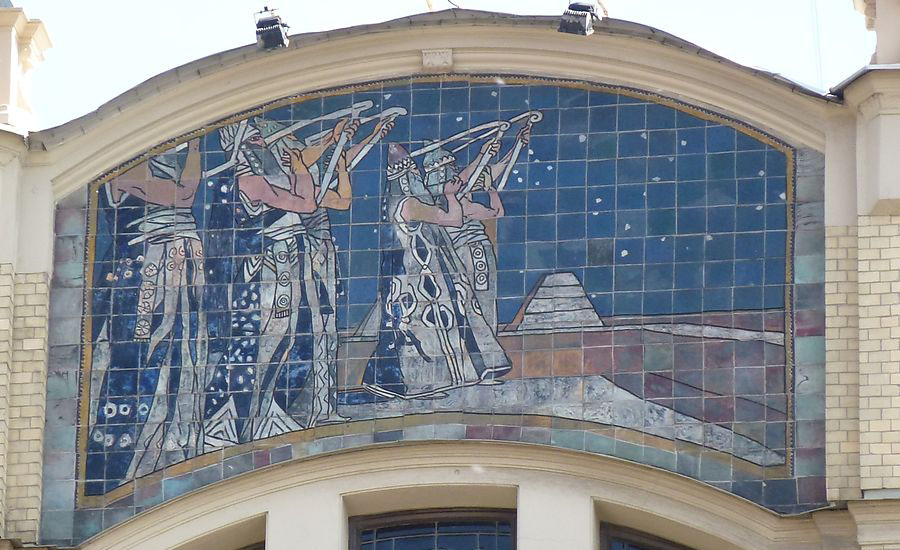 Керамические изразцы на фасаде гостиницы Метрополь в сюжете: Поклонение божеству