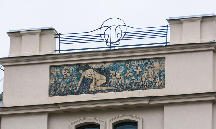 Пример панно из фасадной керамики на здании гостиницы Метрополь с сюжетом: Полдень