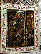 Зеркало в деревянной раме с расписной керамикой