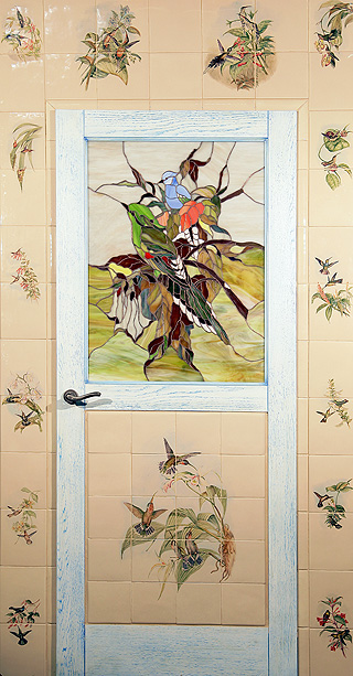 Дверной портал по мотивам рисунков Дж. Гульда с птицами колибри