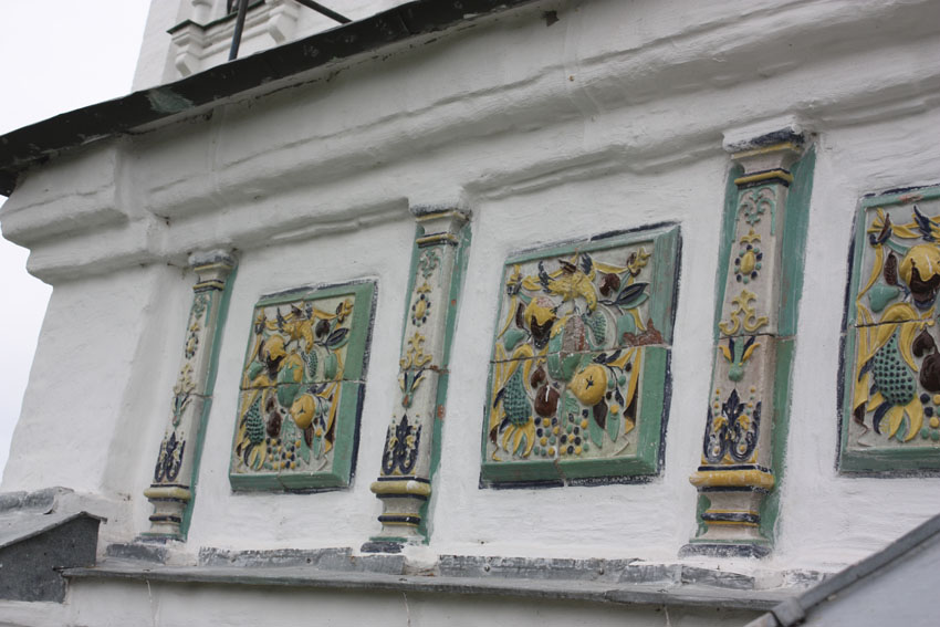 Изразцы фасадов зданий с орнаментом ярославских мастеров