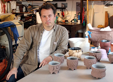 Современный керамист Кристофер Грудер за своим рабочим столом