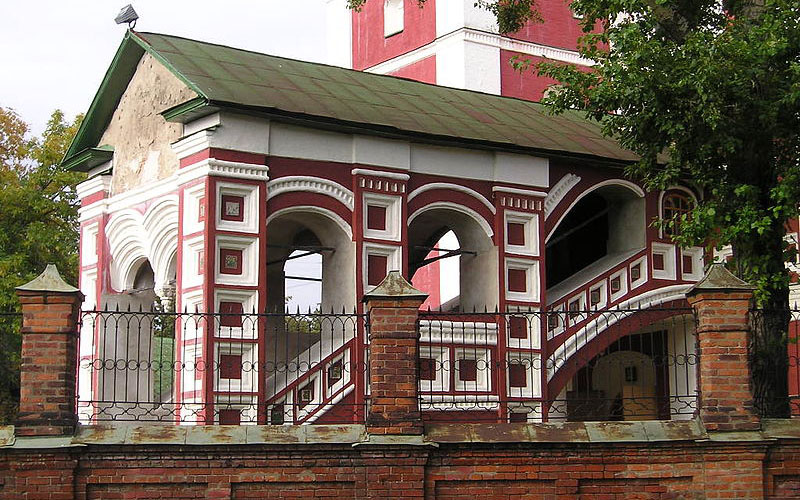 Крыльцо с фасадным декором из керамики, церковь Михаила Архангела