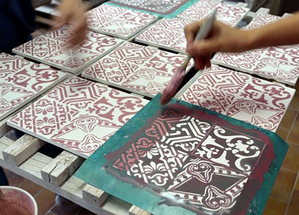 Процесс шаблонной ручной росписи керамики