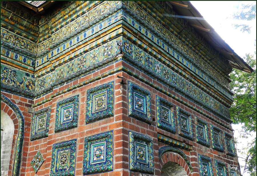Фасадный декор керамическими изразцами Тихвинской церкви, Ярославль