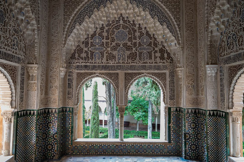 Отделка стены изразцовой плиткой в Зале Абенсеррахов, Альгамбра