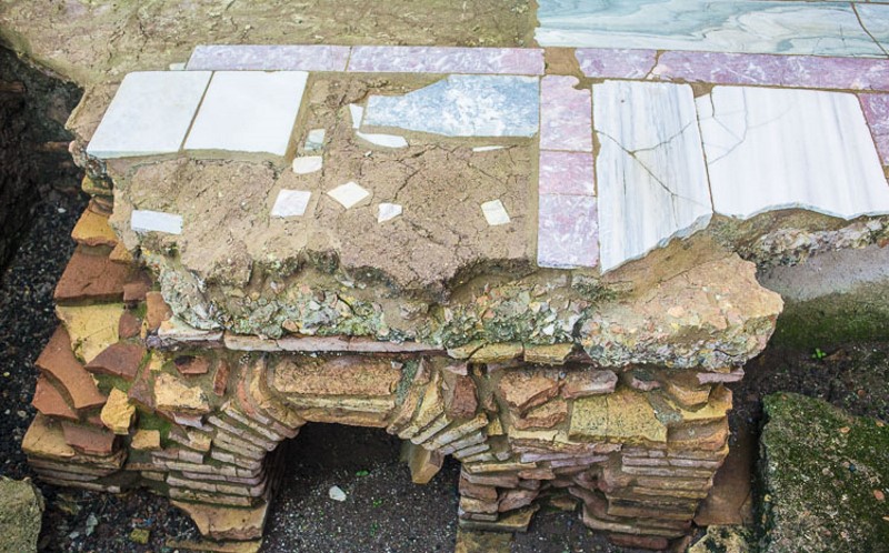 Развалины очага на вилле Квинтилиев в Риме