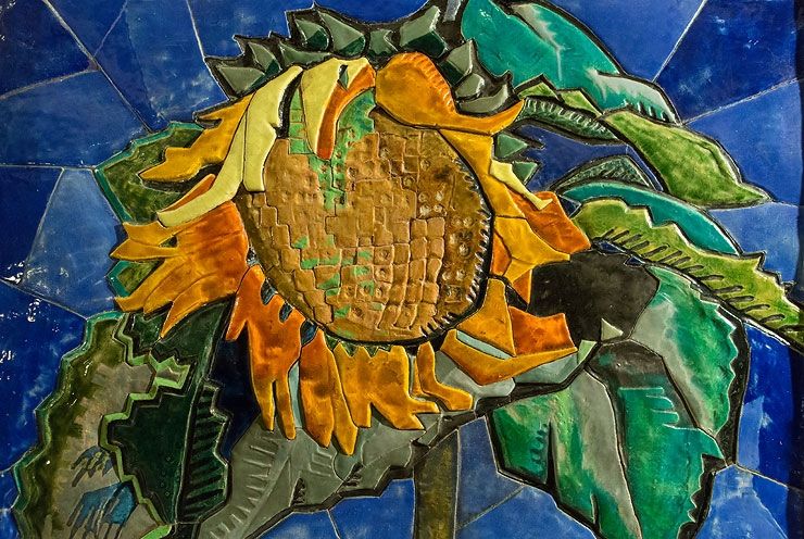 Керамическое панно с цветочным изображением, работа Филиппова)