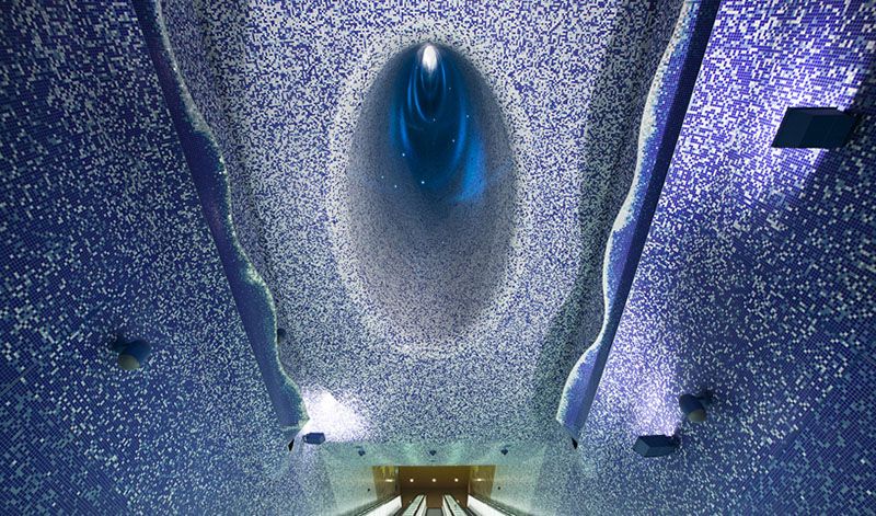 Мозаичная отделка, станция метро «Толедо», Неаполь. О. Т. Бланка, 2012 г. Мозаичная отделка, имитирующая погружение в океан, станция метро «Толедо», Неаполь. 2012 г.