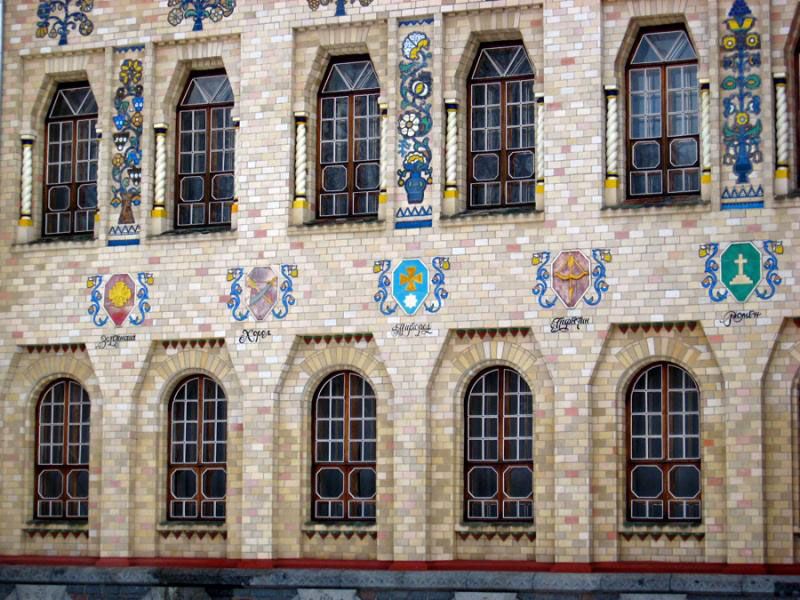 Керамическая облицовка Краеведческого музея Полтавы, работа с участием Ваулина. 1904 г.