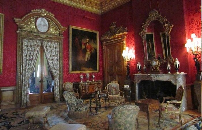 П-образный камин в зале поместья Ротшильдов Уоддерсдон, Бакенгемшир