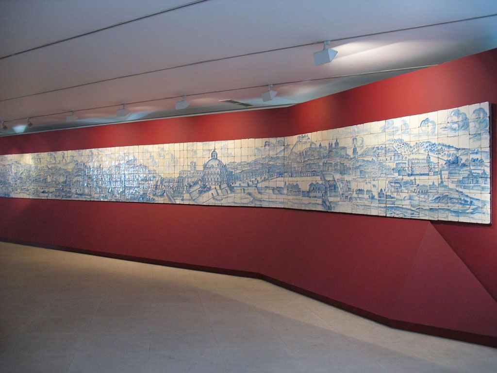 Керамическое панно в Национальном музее азулежу с изображение Лиссабона до землетрясения 1755 года